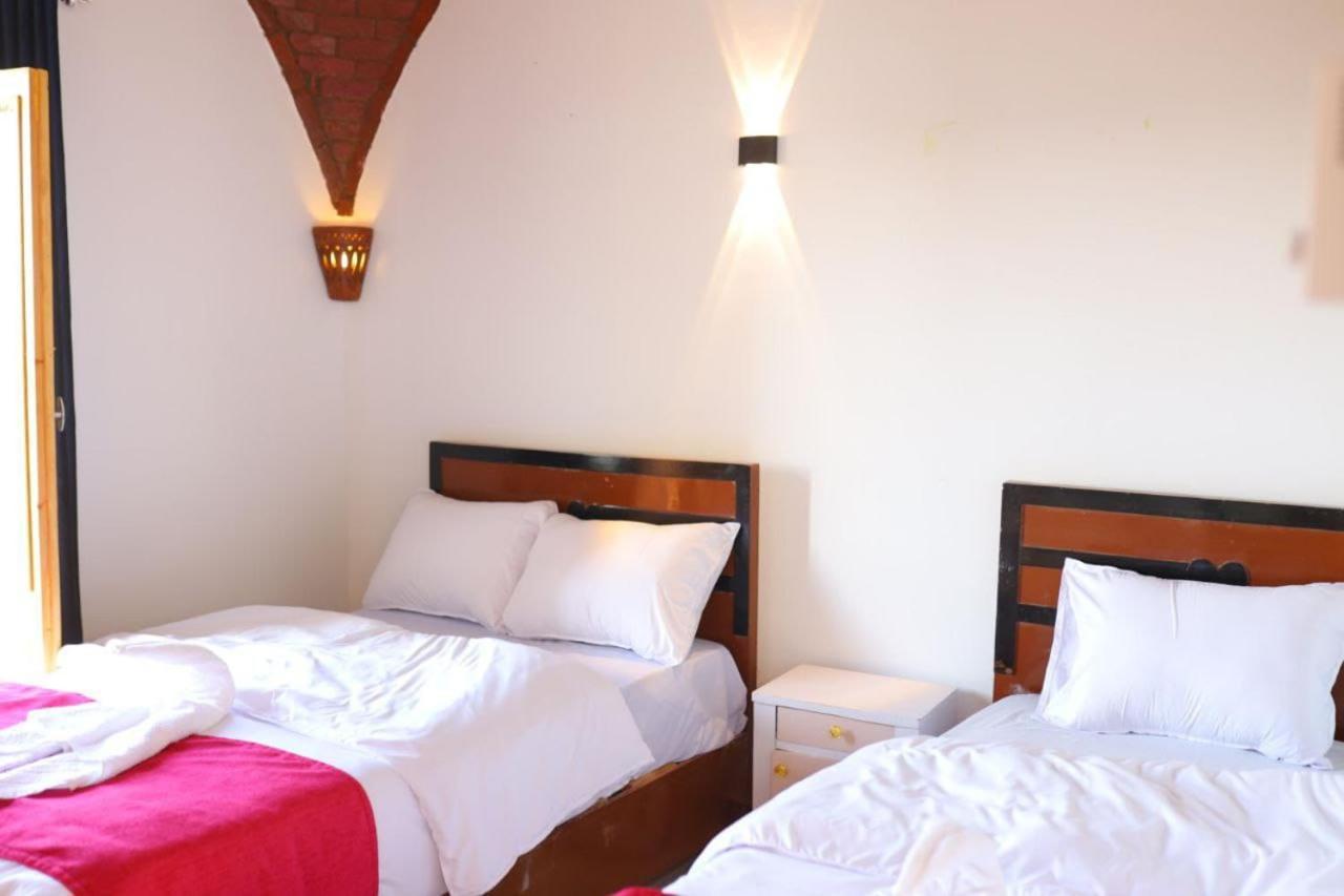 Quiet Gate Guest House Al Aqalitah Bagian luar foto